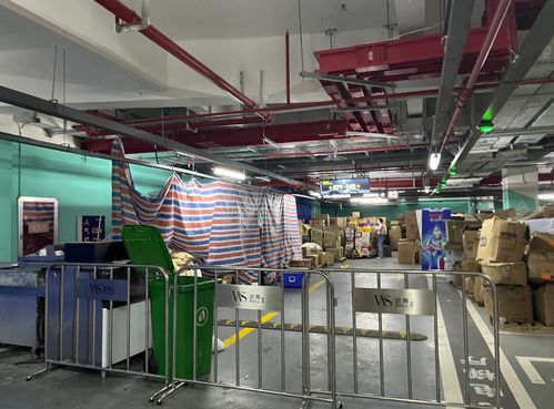 南昌武商mall消防不到位 大量易燃貨物堆在人防工程區(qū)域鳳凰網(wǎng)江西 鳳凰網(wǎng)